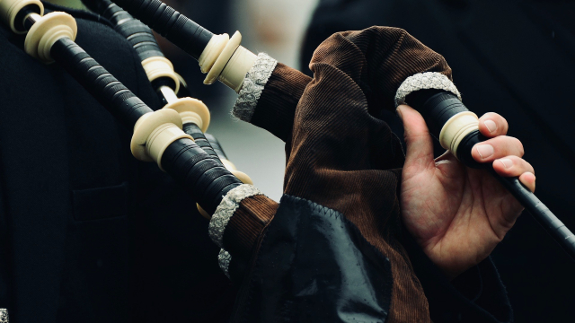 bagpipes_brown_closeup