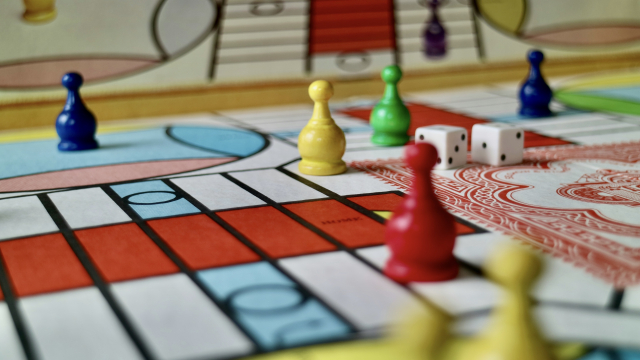 boardgame_tokens_dice_unsplash