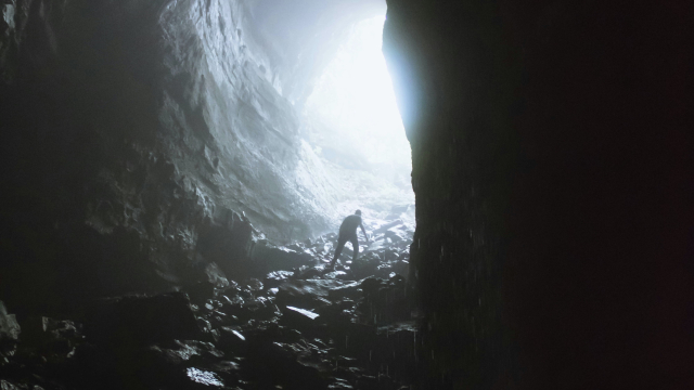 cave_silhouette_light_unsplash
