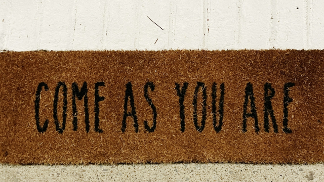 come_as_you_are_welcome_mat_door_unsplash