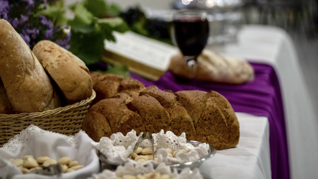communion_table_wine_bread