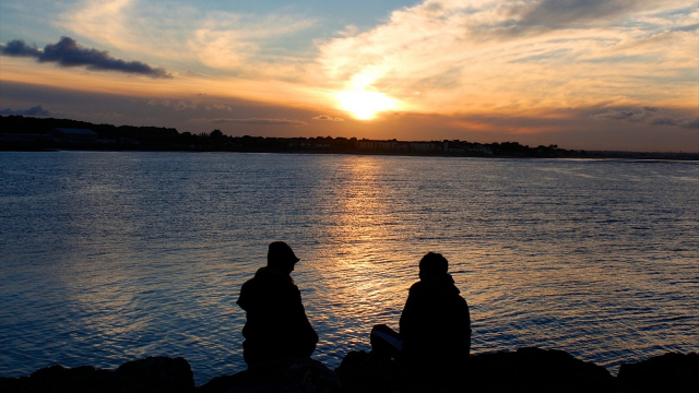 couple_lake_sunset