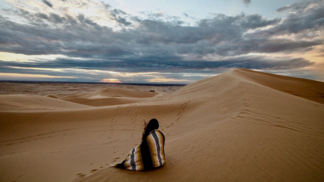desert_woman_blanket