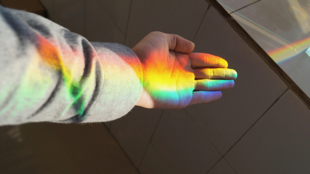 hand_rainbow_light_unsplash