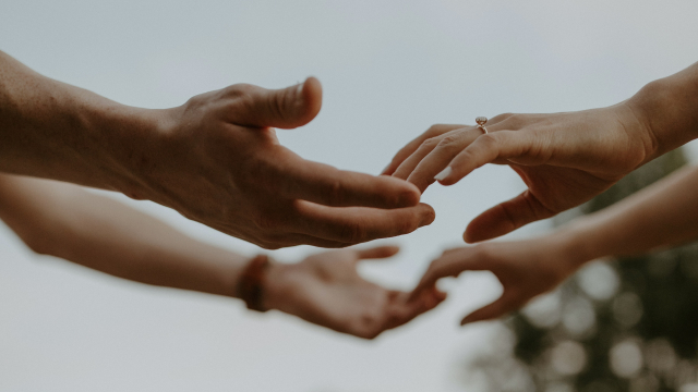 hands_reaching_out_each_other_unsplash