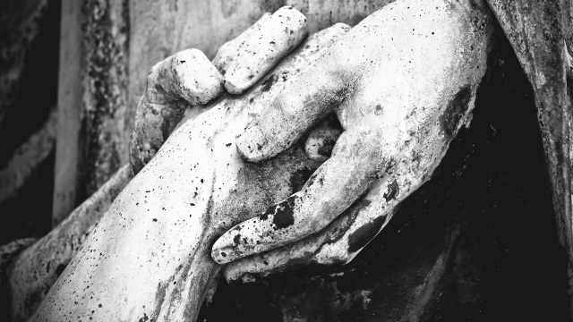 hands_statue_stonework_pixabay