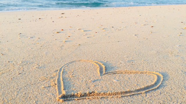 heart_sand_drawing_beach