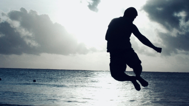 jumping_beach_silhouette