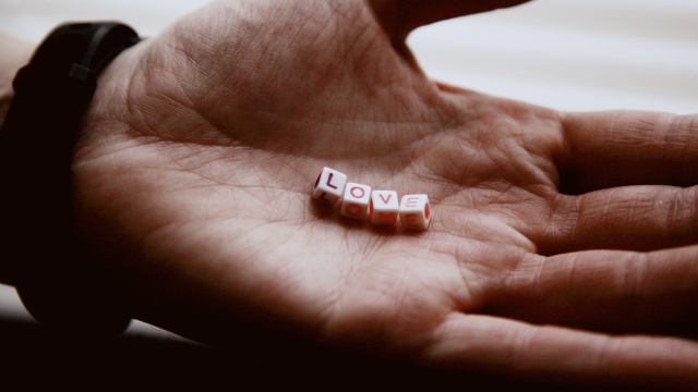 love_letters_hand_beads_unsplash
