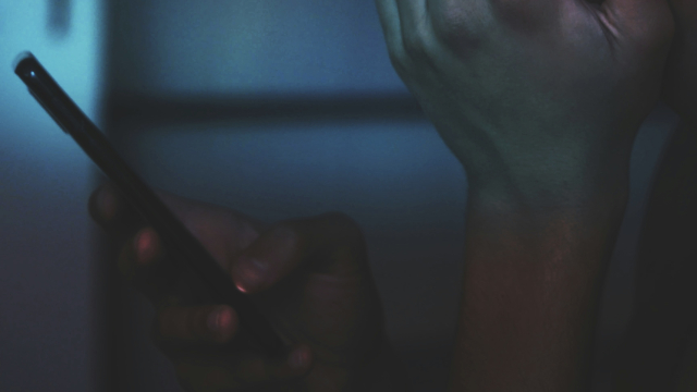 phone_scrolling_darkness_unsplash