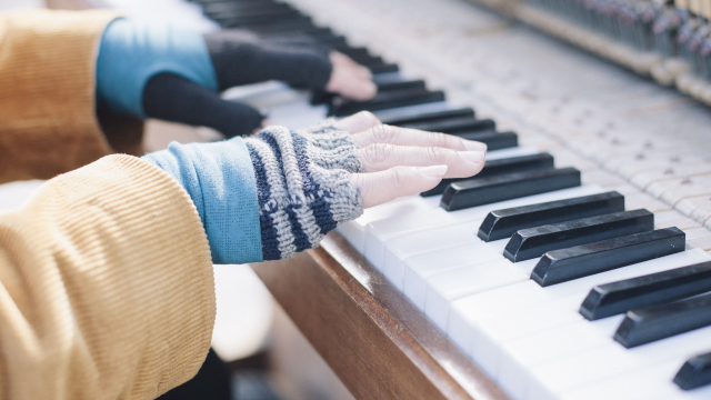 piano_outside_playing_gloves_unsplash