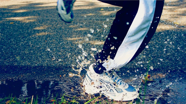 running_trainers_splash_puddle
