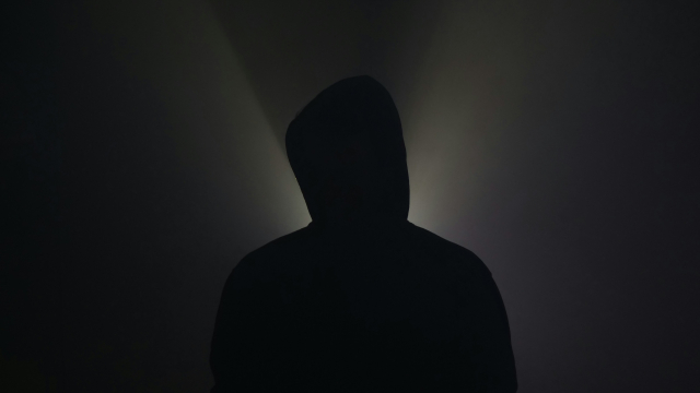 silhouette_hoody_light_unsplash