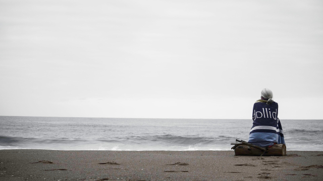 sitting_beach_horizon_grey