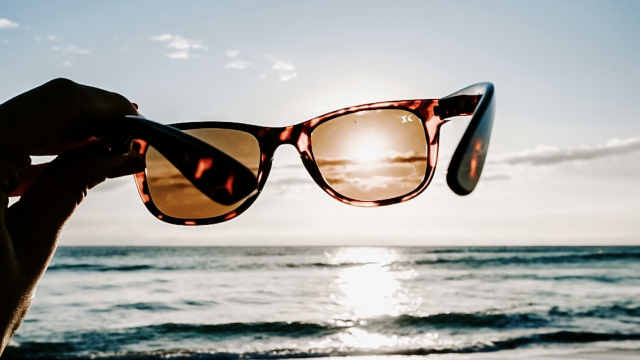 sunglasses_beach_sunlight_unsplash