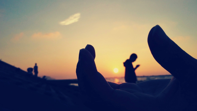 sunrise_beach_hand_walking