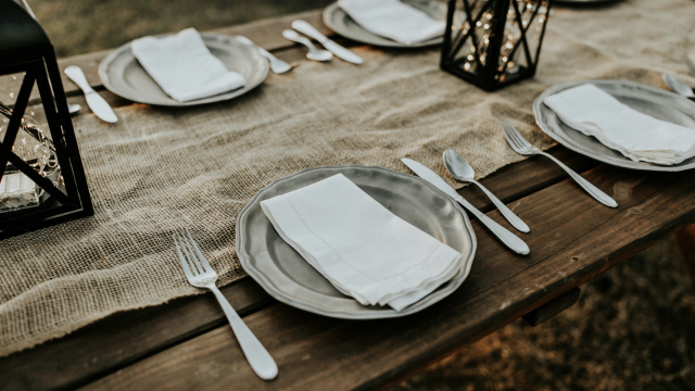 table_setting_napkins_cutlery_unsplash