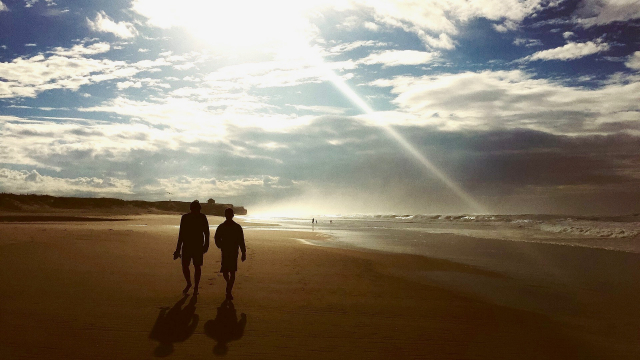 walking_pair_beach_sky