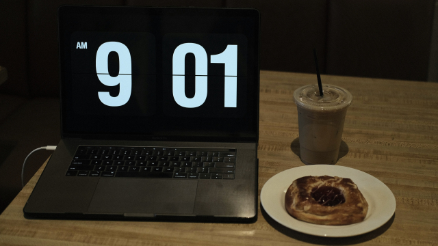 09.01_am_computer_breakfast_unsplash