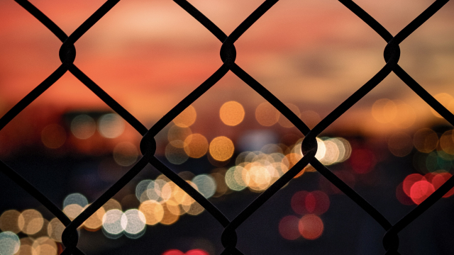 3_fence_lights_lensflare_unsplash