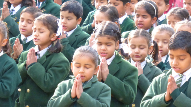 praying_children_himalayas