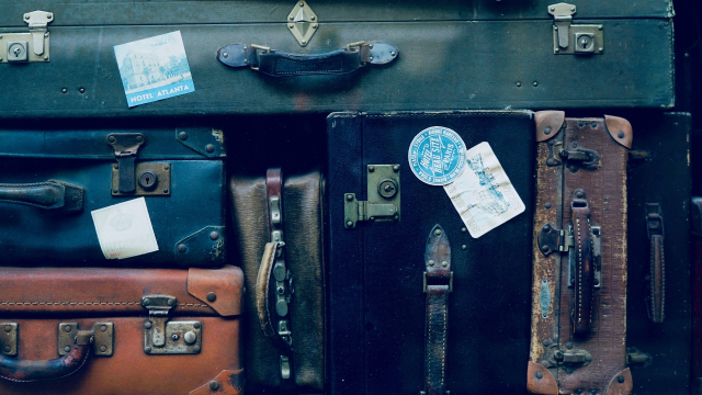 baggage_suitcases_pile