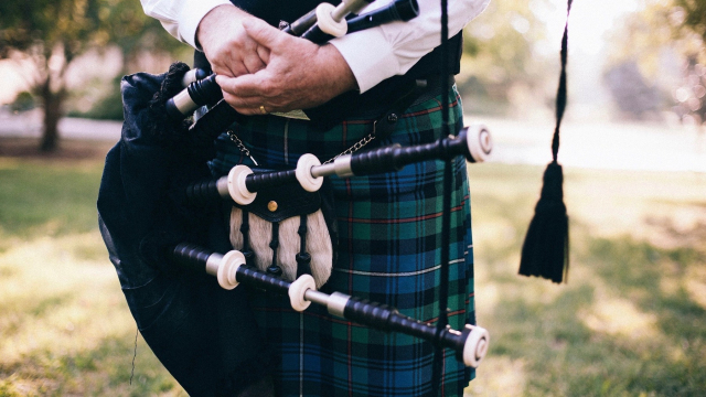 bagpipe_man_kilt