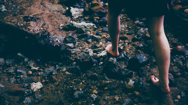 barefoot_walking_beach