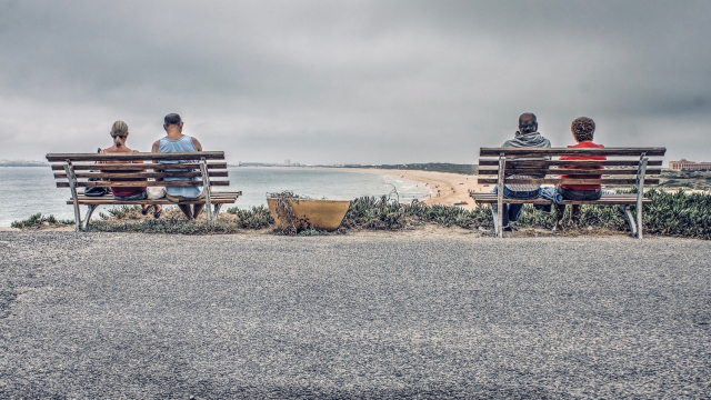 beach_benches_people