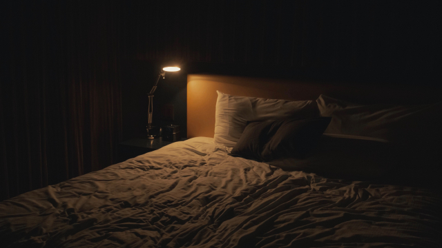 bed_lamp_nighstand_unsplas