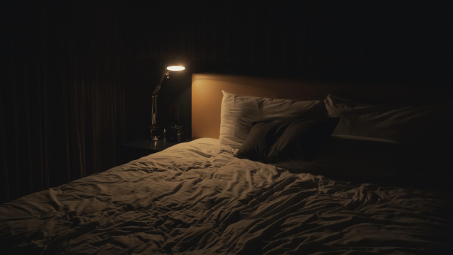 bed_night_lamp_unsplash
