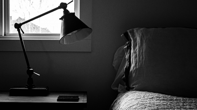 bedside__lamp_bw_unsplash