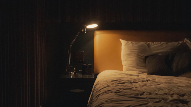 bedside_lamp_night_unsplash