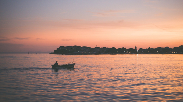 boat_sunset_city_unsplash