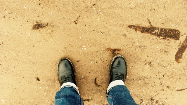 boots_sand_beach