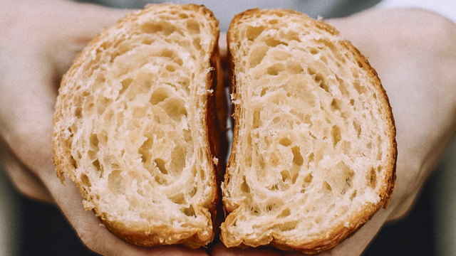 bread_broken_hands_unsplash