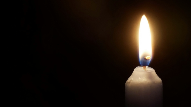 candle_lit_darkness_illumination_unsplash