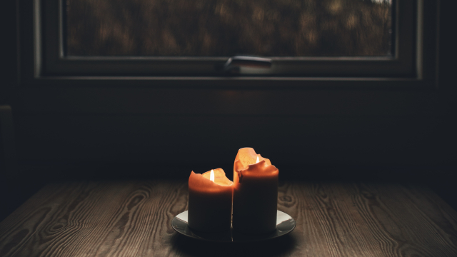 candles_window_table_unsplash