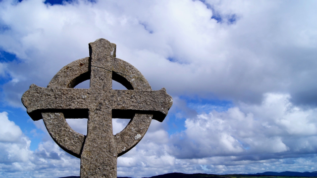 celtic_stone_cross_sky