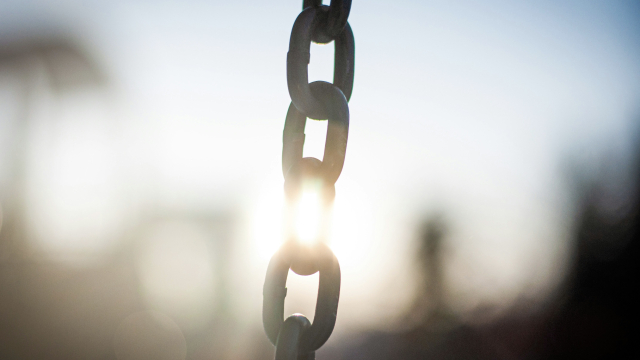 chain_sunlight_focus_unsplash