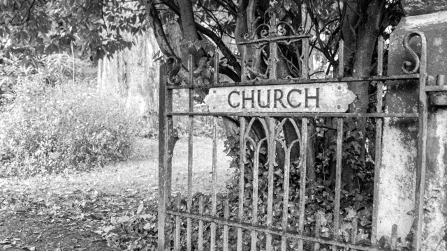 church_sign_gate_bw_unsplash