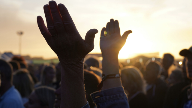 clapping_hands_music_worship_unsplash