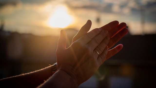 clapping_hands_sunset_unsplash