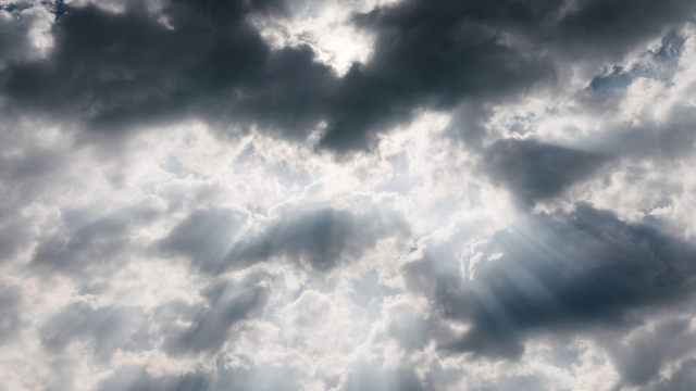 clouds_dark_sunlight_rays_unsplash