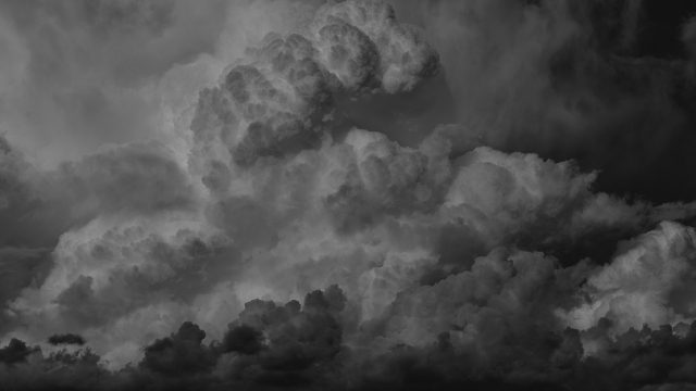 clouds_greyscale_overvcast_unsplash
