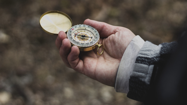 compass_navigation_hillwalking_unsplash
