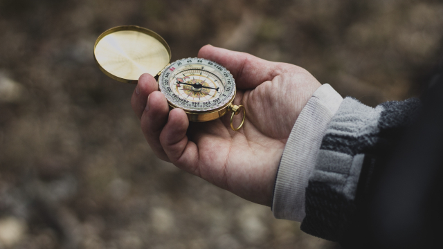 compass_navigation_hillwalking_unsplash