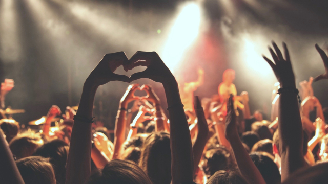 concert_crowd_heart