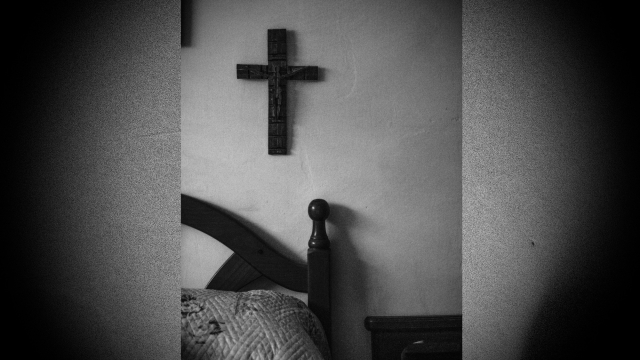 cross_bed_bw_unsplash