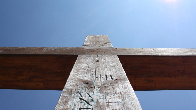 cross_looking_Up